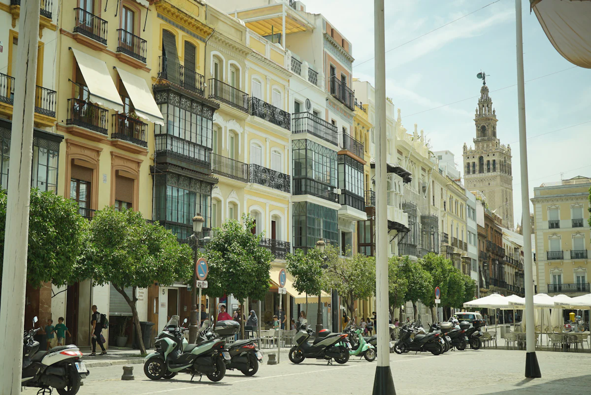 Edificios del centro de Sevilla y la Giralda al fondo.